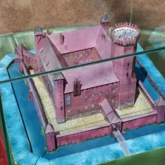 Model zamku z fosą, idealny na atrakcje dla dzieci. Nawet gniew rycerzy nie powstrzymałby ich przed zwiedzaniem!