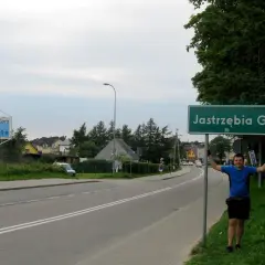 Jak dojechać z Jastrzębiej Góry na Hel? Opcje transportu, czasy i trasy
