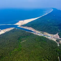 Mierzeja Wiślana atrakcje: kanał żeglugowy, lasy i plaże tworzą unikalny krajobraz.
