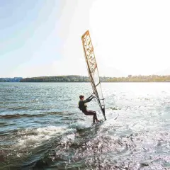 Ile kosztuje sprzęt do windsurfingu? Ceny nowych i używanych zestawów