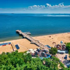 Molo w Brzeźnie, plaża i budynki z zielenią tworzą piękne gdańsk brzeźno atrakcje.