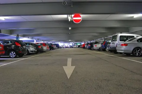Gdzie zaparkować we Władysławowie? Najlepsze opcje parkingowe i porady
