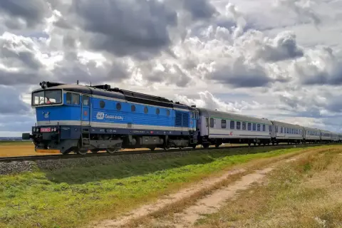 Jak dojechać na Hel z Warszawy? Sprawdzone opcje transportu i ceny biletów