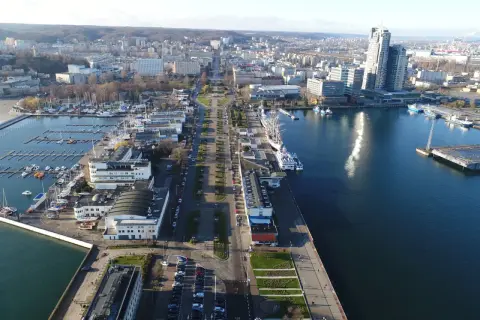 Skwer Kościuszki w Gdyni: widok z lotu ptaka na marinę, statki, nowoczesne budynki i deptak. Atrakcje miasta w pełnej krasie.