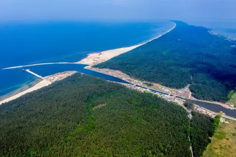 Mierzeja Wiślana atrakcje: kanał żeglugowy, lasy i plaże tworzą unikalny krajobraz.