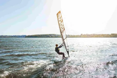 Ile kosztuje sprzęt do windsurfingu? Ceny nowych i używanych zestawów