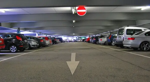 Gdzie zaparkować we Władysławowie? Najlepsze opcje parkingowe i porady