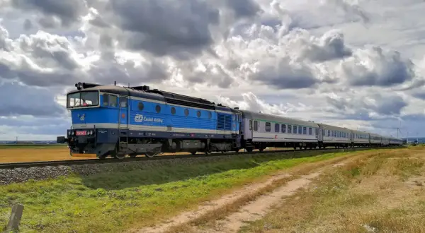 Jak dojechać na Hel z Warszawy? Sprawdzone opcje transportu i ceny biletów