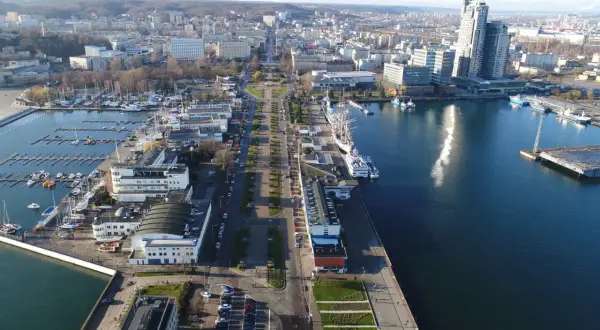 Skwer Kościuszki w Gdyni: widok z lotu ptaka na marinę, statki, nowoczesne budynki i deptak. Atrakcje miasta w pełnej krasie.