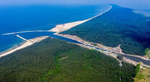 Mierzeja Wiślana atrakcje: kanał żeglugowy, lasy i plaże tworzą unikalny krajobraz.