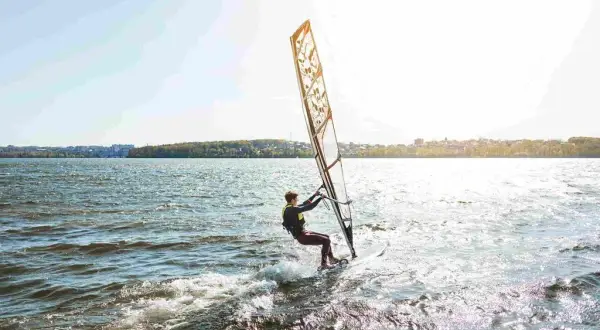 Ile kosztuje sprzęt do windsurfingu? Ceny nowych i używanych zestawów