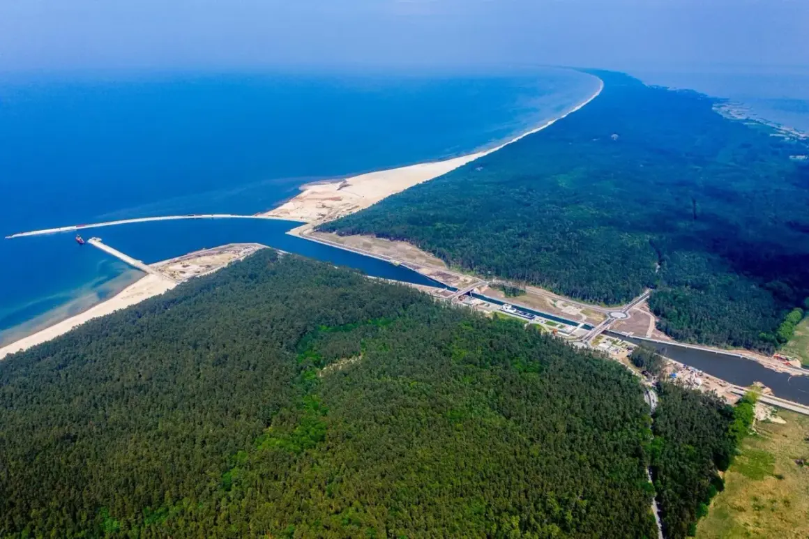 Mierzeja Wiślana atrakcje: kanał żeglugowy, lasy i plaże tworzą unikalny krajobraz.