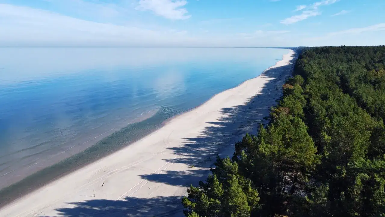 Mierzeja Wiślana oferuje piękne plaże i lasy sosnowe. Odkryj jej atrakcje!