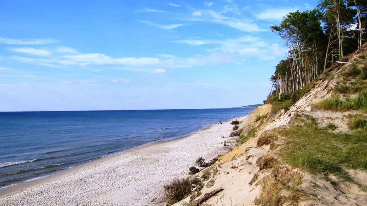 Piękna plaża i klify, idealne orzechowo atrakcje dla miłośników przyrody.