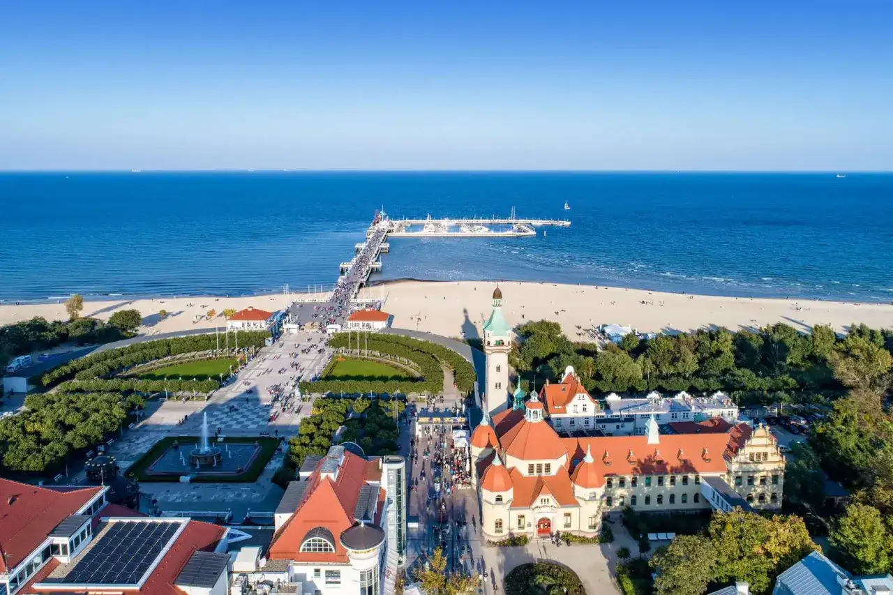 Gdynia atrakcje na weekend: molo, plaża i zabytkowa architektura nad Bałtykiem. Idealne miejsce na spacer i podziwianie widoków.