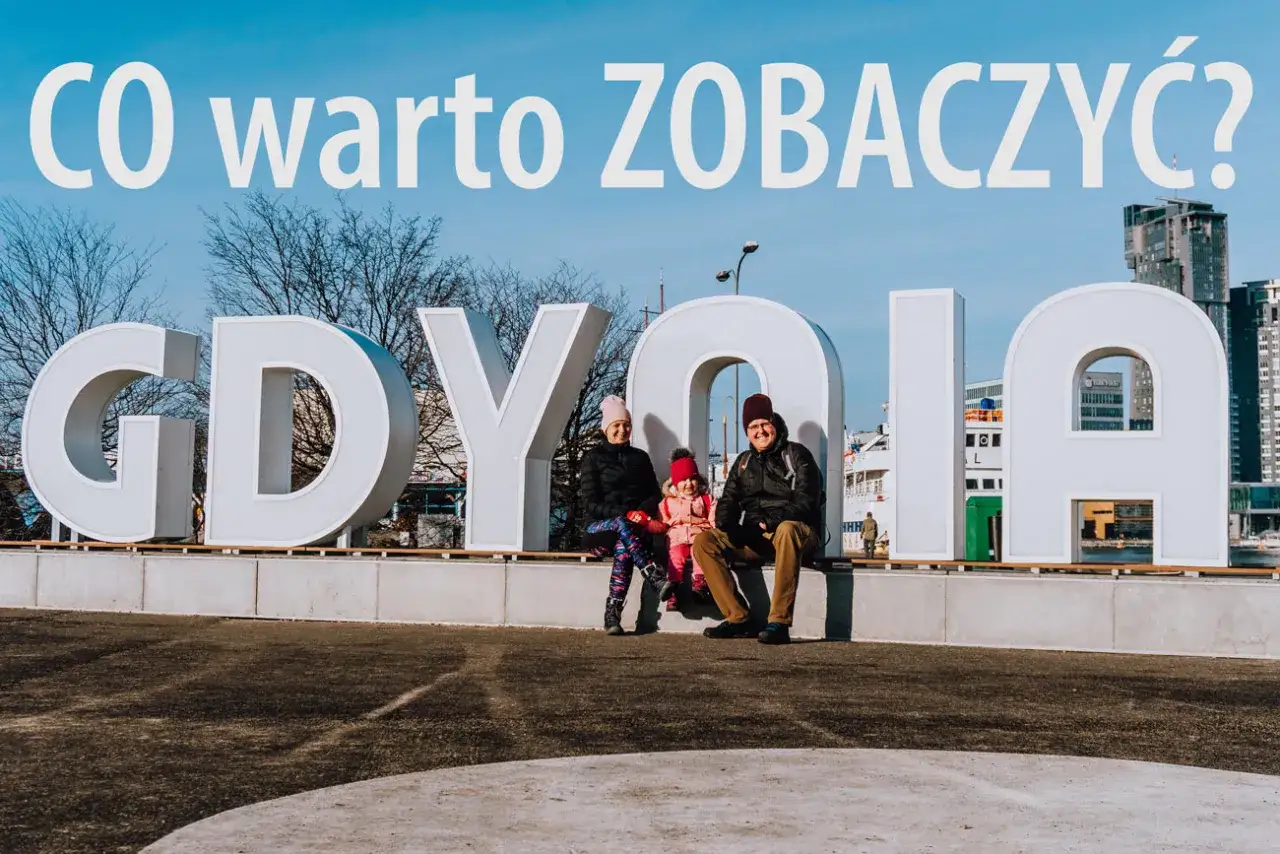 Rodzina pozuje na tle napisu