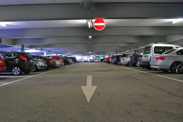 Gdzie zaparkować we Władysławowie? Najlepsze opcje parkingowe i porady